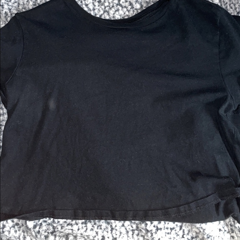 Black cropped tee